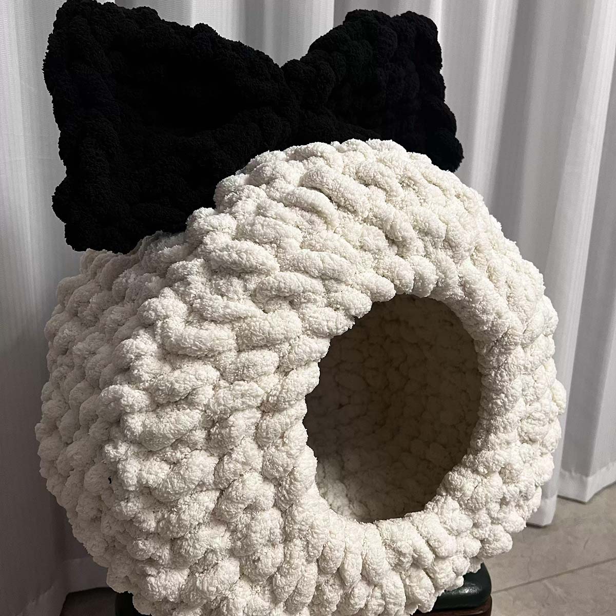 Crochet Kit DIY Handwoven Pet Bed Cat-Tail Chenille Yarn with Step-by-Step Video Tutorial Learn How to Crochet Throw for Pets, Great Gift for Crochet Lovers, 20cm Ring, 30cm Bed Diameter（White)