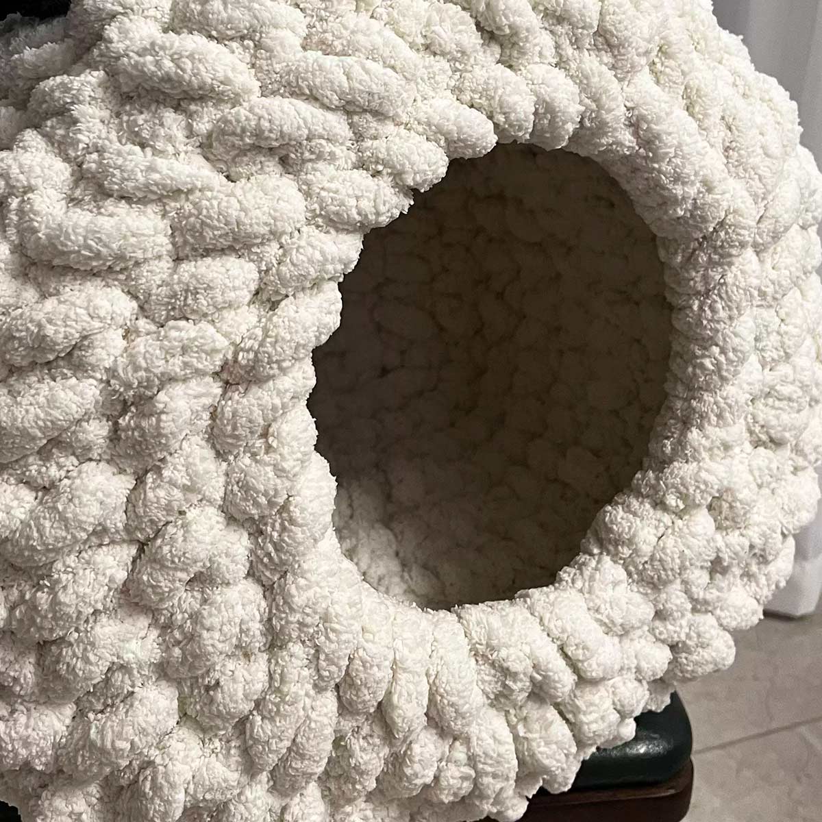 Crochet Kit DIY Handwoven Pet Bed Cat-Tail Chenille Yarn with Step-by-Step Video Tutorial Learn How to Crochet Throw for Pets, Great Gift for Crochet Lovers, 20cm Ring, 30cm Bed Diameter（White)
